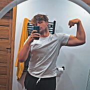 Igor005 - mężczyzna, 21 lat, Józefów